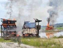 Akses Jalan ke Limbur Lubuk Mengkuang Bungo Diblokade Warga, Sungai Batang Tebo Terdampak PETI
