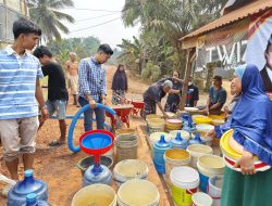 Anggota DPR RI Rocky Candra Salurkan Bantuan Air Bersih di Kecamatan Sungai Gelam