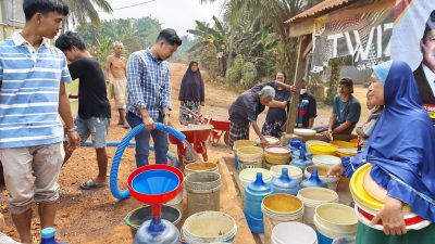 Anggota DPR RI Rocky Candra Salurkan Bantuan Air Bersih di Kecamatan Sungai Gelam