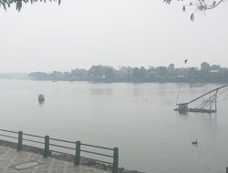 Berkabut asap danau Sipin Jambi diselimuti kabut tipis 