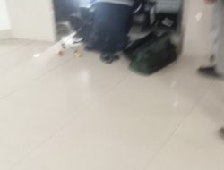 Akhirnya diperbaiki petugas tangan asli lift yang rusak 