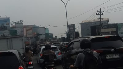 Lampu merah simpng Mayang mati arus lalu lintas Jambi macet 