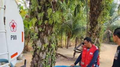 Krisis air bersih melanda PMI kota Jambi salurkan 15.000 liter ke warga terdampak