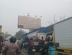 Brekingnews kecamatan panjang di jalur Mendalo simpang UIN STS Jambi pengendara keluhan truk besar mendominasi jalan