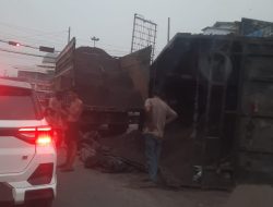 Detik detik truk hijau terguling di Mendalo di duga sopir kecapean sempat bikin macet panjang 