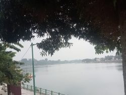 Pesona yang hilang sungai batang hari diselimuti kabut tebal wisata tepian sungai sepi pengunjung