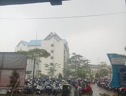 Hujan.deras guyur jambi parkiran UIN STS Jambi membludak mahasiswa terjebak tak bisa pulang