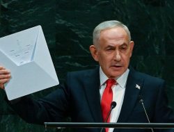 Netanyahu di PBB Sebut Rezim Iran Bakal Runtuh, Pamerkan Starlink