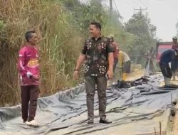 Bupati M. Syukur Tinjau Jalan Rp1,55 Miliar, Warga Minta Pembangunan Tak Berhenti