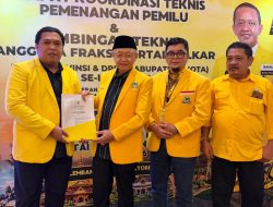 Cek Endra Serahkan SK DPD Golkar Kota Sungai Penuh, Konsolidasi dan Muscam Menjadi Prioritas Utama 