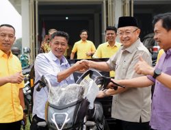  Cek Endra Serahkan Bantuan Kendaraan Roda Tiga untuk Mendukung Kebersihan Lingkungan Desa Sungai Asam-Kerinci